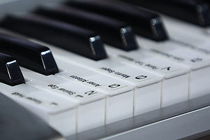 Keyboard med spiller sange p tangenterne