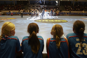 Fire piger i AG trjer ser Copenhagen drummers underholde i pausen