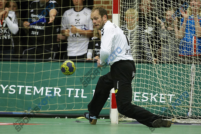Kasper Hvidt (AG Kbenhavn) redder bolden