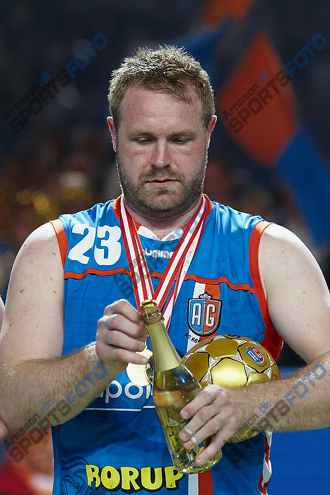 Joachim Boldsen (AG Kbenhavn) bner champagne