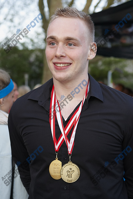 Ren Toft Hansen (AG Kbenhavn) med medaljer om halsen