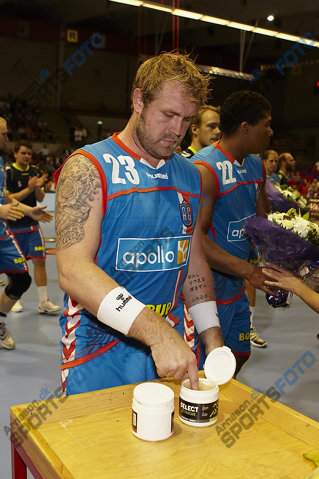 Joachim Boldsen (AG Kbenhavn) med fingrene i dsen med harpiks