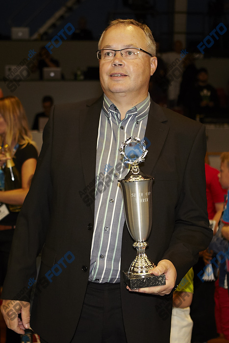 Arne Josefsen med super cup pokalen