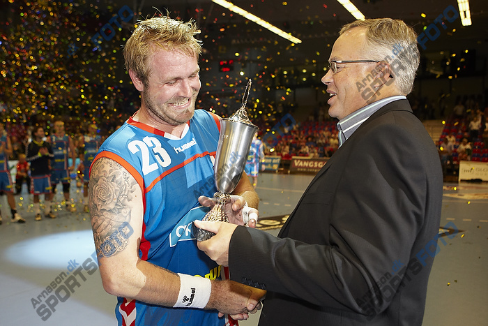 Arne Josefsen overrkker super cup pokalen til Joachim Boldsen (AG Kbenhavn)