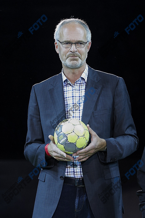 Henrik M. Jakobsen med kampbolden
