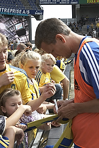 Per Nielsen (Brndby IF) skriver autografer til fans