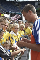 Per Nielsen (Brndby IF) skriver autografer til fans