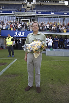 Per Bjerregaard, formand (Brndby IF) med blomster