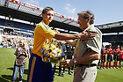 Per Bjerregaard, formand (Brndby IF) med blomster til Per Nielsen (Brndby IF)