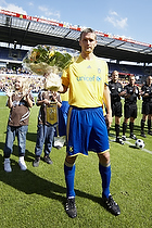 Per Nielsen (Brndby IF) med blomster