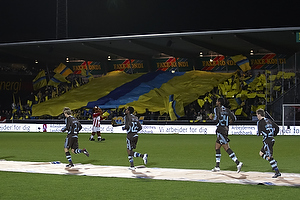 Brndbyfans med tifo, Anders Randrup (Brndby IF), Ousman Jallow (Brndby IF), Mikkel Bischoff (Brndby IF)