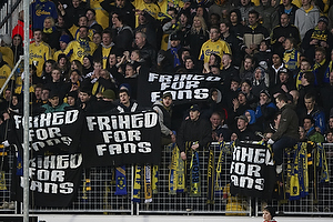Brndbyfans med banner med teksten "Frihed for fans"