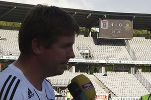 Kent Nielsen, cheftrner (Brndby IF) med mltavlen i baggrunden