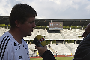 Kent Nielsen, cheftrner (Brndby IF) med mltavlen i baggrunden