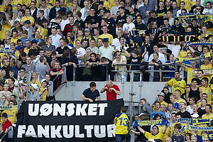 Brndbyfans p Faxetribunen med banneret med teksten "Unsket fankultur"