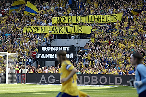 Brndbyfans p Faxetribunen med banneret med teksten "Unsket fankultur", "Ingen rettigheder" og "Ingen fankultur"