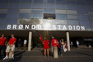 Chilenske fodboldfans foran Brndby Stadion