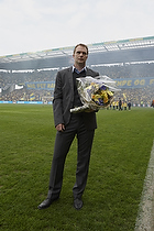 Ole Palm�, adm. direkt�r (Br�ndby IF) med blomster