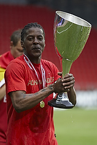 Sibusiso Zuma (FC Nordsjlland) med pokalen