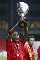 Sibusiso Zuma (FC Nordsjlland) med pokalen