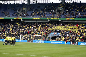 Spillerne i rundkreds med Sydsiden i baggrunden med protestbanner mod Per Bjerregaard, formand (Brndby IF)