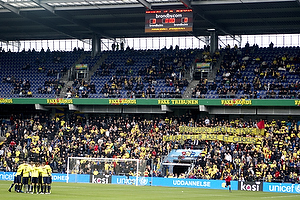 Spillerne i rundkreds med Sydsiden i baggrunden med protestbanner mod Per Bjerregaard, formand (Brndby IF)