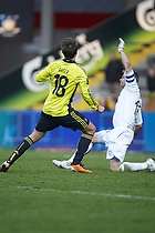 Nicolaj Agger (Brndby IF) lfter bolden over Lars Winde (Esbjerg fB) og i ml