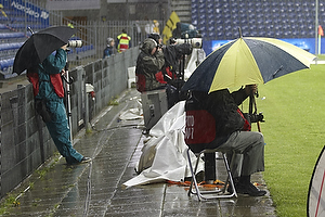 Fotografer i regnvejr p Brndby Stadion