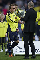 Ole Bjur, sportschef (Brndby IF) med blomster til Michael Krohn-Dehli, anfrer (Brndby IF)