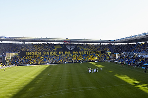 Oversigtsbilled af FCK spillerne l�ber ind til stor br�ndbytifo