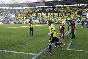 Michael Krohn-Dehli, anf�rer (Br�ndby IF) l�ber p� banen til tifo p� Sydsiden