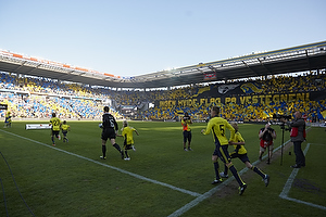 Michael Krohn-Dehli, anf�rer (Br�ndby IF), Stephan Andersen (Br�ndby IF), Jan Frederiksen (Br�ndby IF) l�ber p� banen til tifo p� Sydsiden