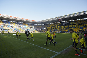 Michael Krohn-Dehli, anf�rer (Br�ndby IF), Stephan Andersen (Br�ndby IF), Jan Frederiksen (Br�ndby IF), Daniel Stenderup (Br�ndby IF) l�ber p� banen til tifo p� Sydsiden