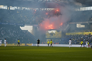 FCK fans afbrnder romerlys i udebaneafsnittet p Brndby Stadion
