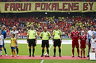 FCN-fans med banneret "Farum pokalens by" foran Claus Bo Larsen, dommer og Nicolai Stokholm, anfrer (FC Midtjylland), Kristian Bak Nielsen, anfrer (FC Midtjylland)