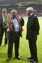 Allan K. Pedersen (FC Nordsjlland) med pokalen og Jim Stjerne Hansen (DBU)