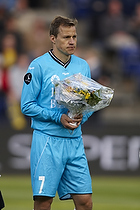 Nicolai Stokholm (FC Nordsjlland) med blomster fra Brndby IF som tillykke med pokaltitlen 2011