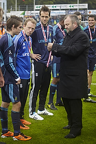 Mathias Gehrt (Brndby IF) fr sin bronze medalje mens Max von Schlebrgge (Brndby IF) ser til