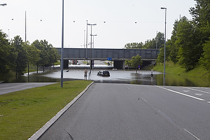 Brndbyvester Boulevard oversvmmet i viadukten under Holbkmotorvejen efter skybrud over Kbenhavn