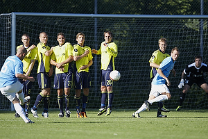 Mikael Nilsson (Brndby IF), Mikkel Thygesen (Brndby IF), Jan Kristiansen (Brndby IF), Jens Larsen (Brndby IF), Mike Jensen (Brndby IF), Anders Randrup (Brndby IF) danner mur foran Stephan Andersen (Brndby IF)