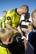 Mikkel Thygesen (Brndby IF) skriver autografer til brndbyfans 