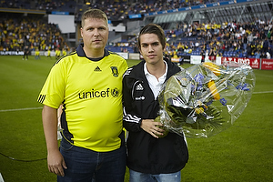Claus Helgesen, formand (Brndby Support) med blomster til Mathias Gehrt (Brndby IF)