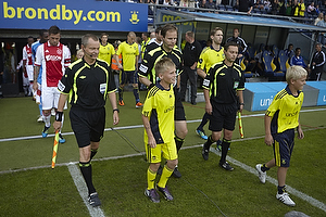De to hold og dommerne gr p banen, Clarence Goodson, anfrer (Brndby IF), Theo Janssen, anfrer (Ajax Amsterdam), Michael Johansen, dommer