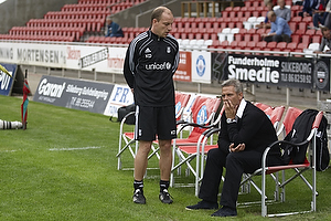 Henrik Jensen, cheftrner (Brndby IF) spekulerer p kampen mens Kim Daugaard, assistenttrner (Brndby IF) ser p