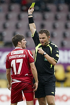 Sren Christensen (FC Nordsjlland) modtager en advarsel af Henrik N. Kragh, dommer