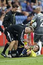 Mike Jensen (Brndby IF) ligger skadet og behandles af Per Bjerregaard (Brndby IF)