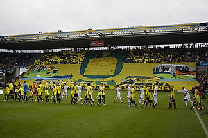 Spillerne gr p banen til en brndbytifo