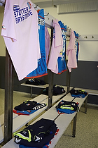 Lyserde stt brysterne t-shirts i omkldningsrummet med spillertrjer