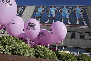 Stt brysterne balloner udenfor Brndby Hallen, AGK Arena