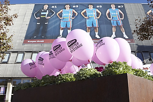 Stt brysterne balloner udenfor Brndby Hallen, AGK Arena